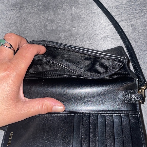 Michael Kors cross bag in excellent condition. - Picture 5 of 6